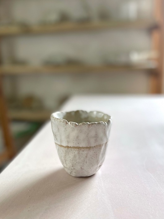 Image of Ceramiczna Czarka Wabi Sabi o Organicznym Kształcie Biała