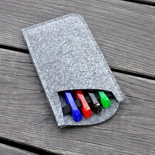 Image of Pakamera Etui z filcu - szare z czarną gumą. Wersja 1