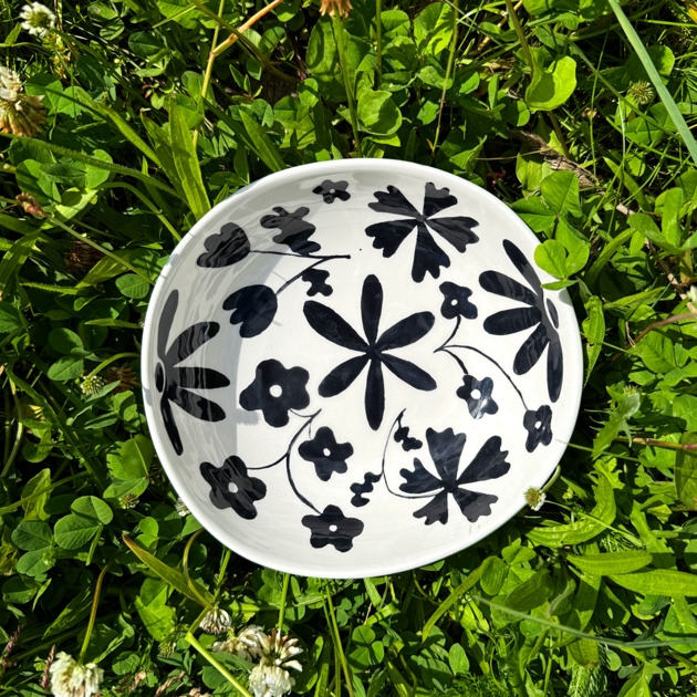 Image of Pakamera Miska w czarne kwiaty