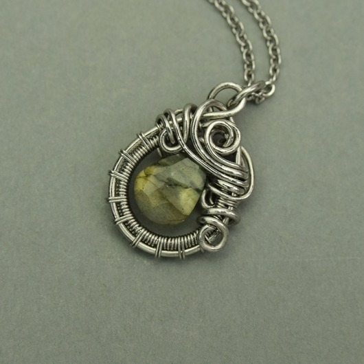 Image of Mały wisiorek złoty labradoryt wire wrapping