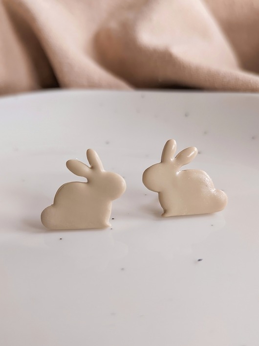 Image of Kolczyki sztyfty z królikiem beżowym, beżowy królik biżuteria, króliczek