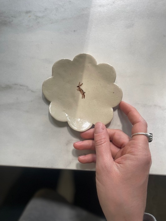 Image of Pakamera Ceramiczna Miseczka Kwiat na Drobiazgi Biżuterię z Zającem