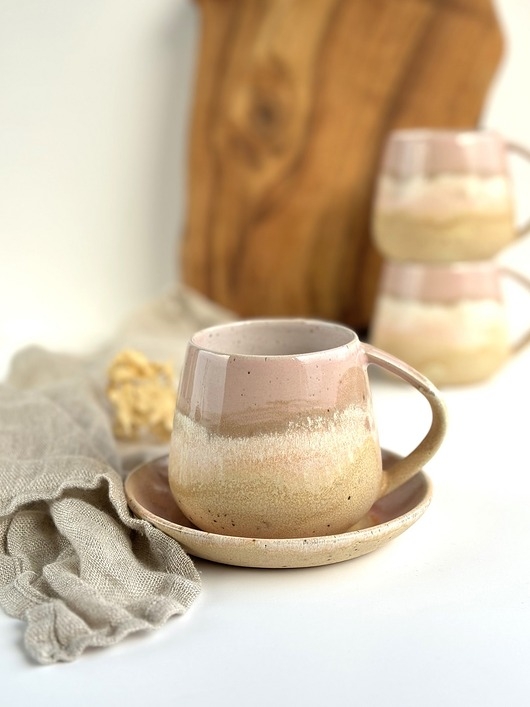 Image of Pakamera Kubek / Filiżanka Beczułka ze spodkiem 320 ml - Różowe migdały