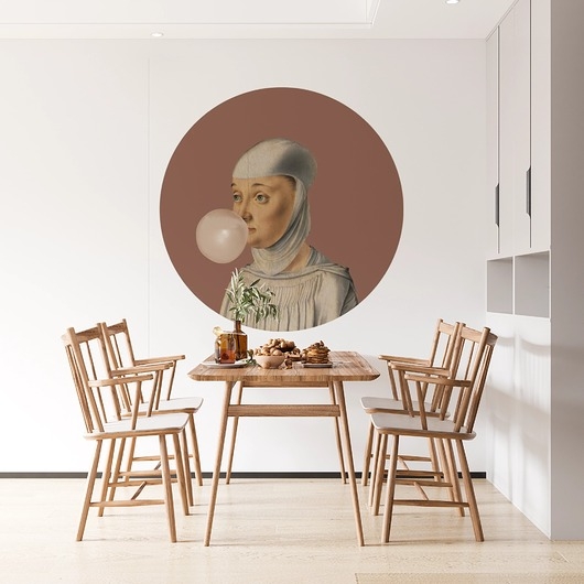 Image of Pakamera Mural DOTS Kobieta z Gumą Balonową MOCHA- okrągła dekoracja ścienna