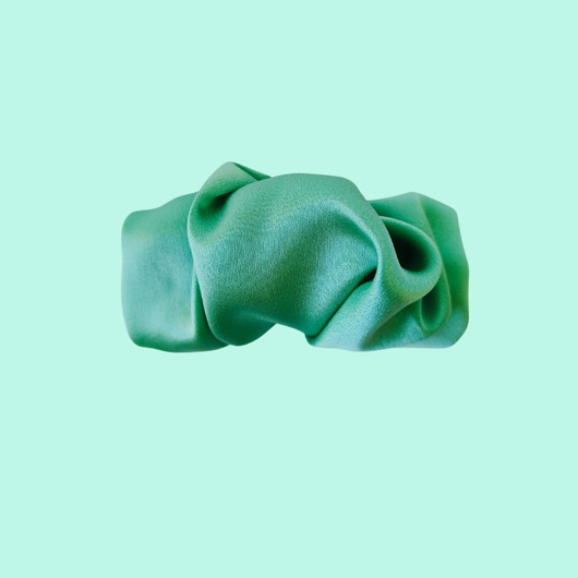 Image of Scrunchie spinka klamra jedwabna królowa szmaragdów