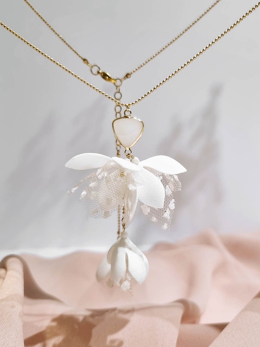 Image of Naszyjnik white z tiulem nude/gold z kolekcji Blossom Garden