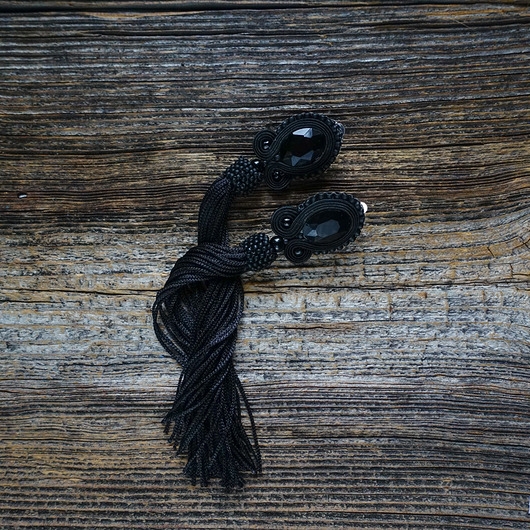 Image of Pakamera Czarne klipsy soutache z frędzlami- długie