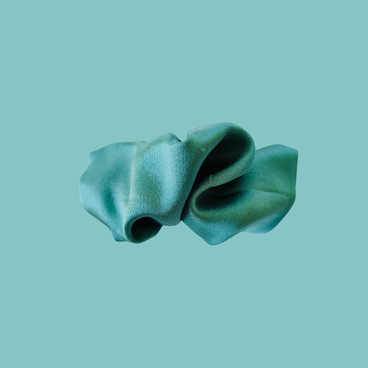 Image of Scrunchie spinka klamra jedwabna morska bryza