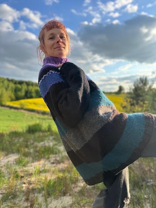 Image of Pakamera Sweter wełniany w kolorowe pasy