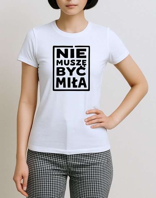 Image of Pakamera T shirt biały z czarną grafiką NIE MUSZĘ BYĆ MIŁA