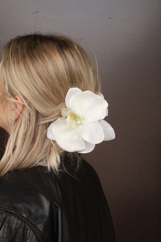 Image of Pakamera Biała spinka z orchideą