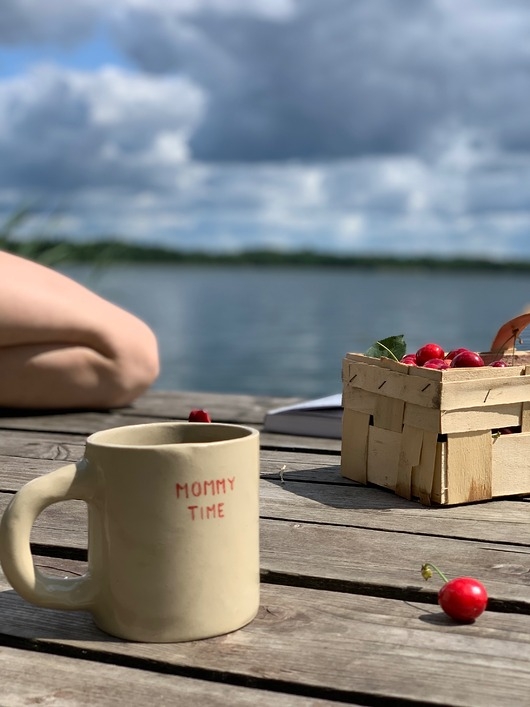 Image of Pakamera Duży Ceramiczny Kubek Handmade 420 ml Beżowy z Napisem Mommy Time