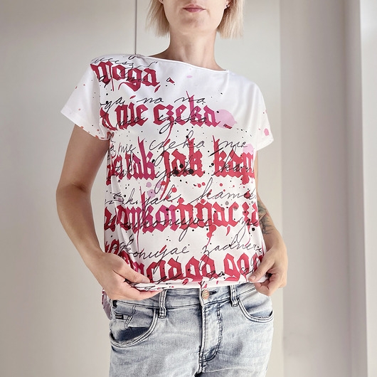 Image of Pakamera Kaligrafia czerwona fullprint Biały Oversize