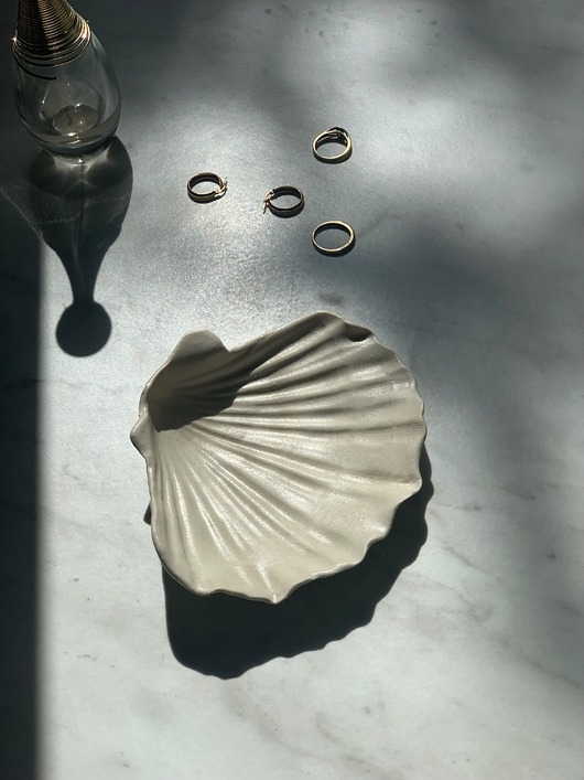 Image of Pakamera Podstawka na Biżuterię Palo Santo Ceramiczna Muszelka Natural Beige