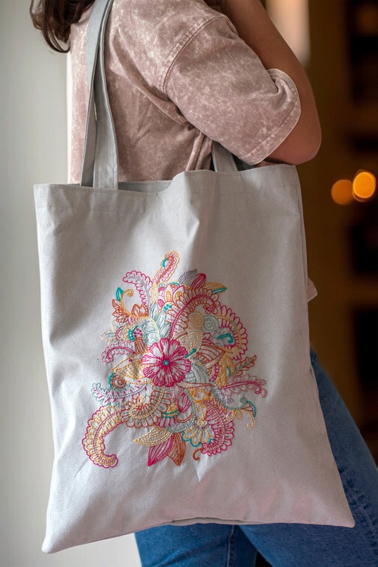 Image of Pakamera Jasnoszara shopperka z kolorowym haftem