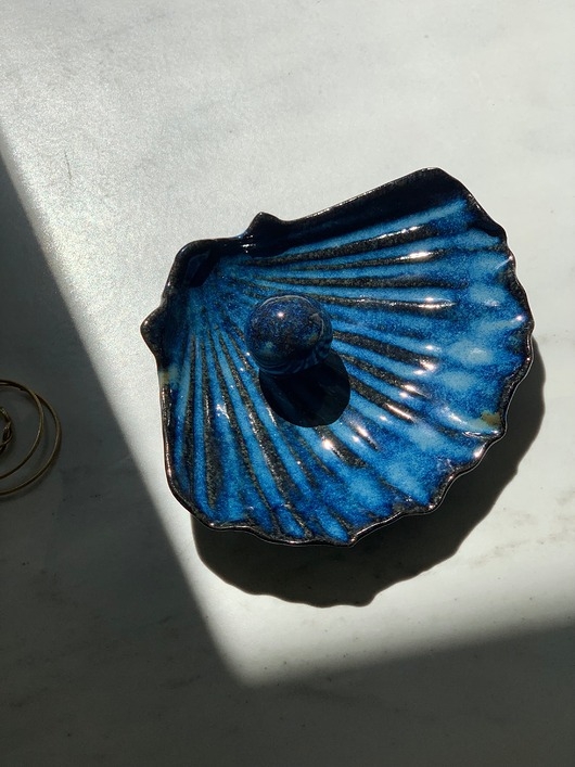 Image of Pakamera Podstawka na Biżuterię Palo Santo Ceramiczna Muszelka Cudo Oceanu