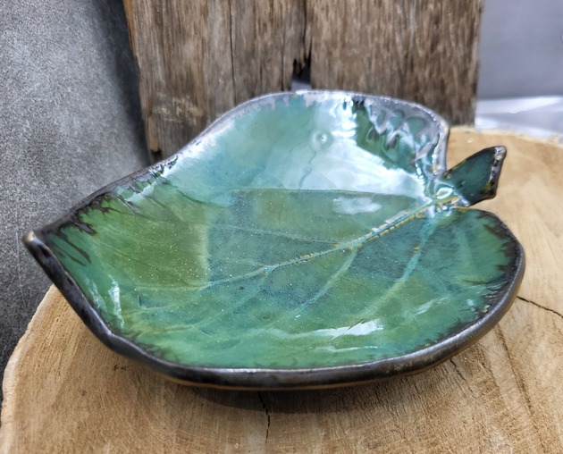 Image of Pakamera Ceramiczna podstawka pod biżuterię w kształcie liścia