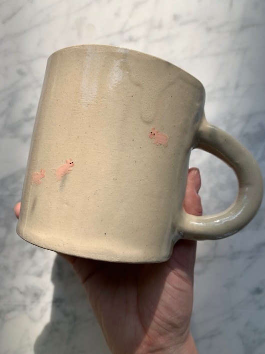 Image of Pakamera Duży Ceramiczny Kubek Handmade 420 ml Beżowy ze Świnkami