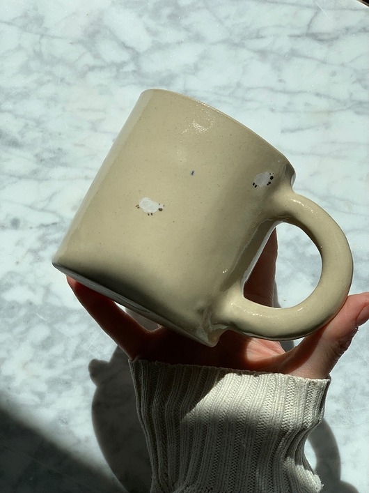 Image of Pakamera Duży Ceramiczny Kubek Handmade 420 ml Beżowy z Owieczkami