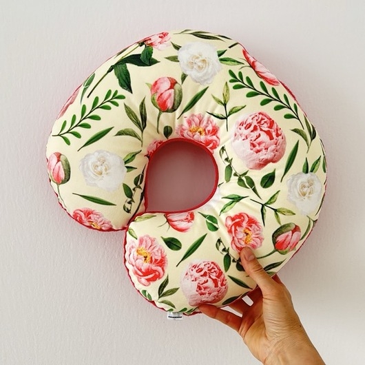 Image of Pakamera Poduszka Podróżna Rogal Kwiaty Piwonie