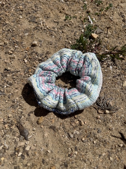 Image of Pakamera Gumka scrunchie pleciona etno pastelowa