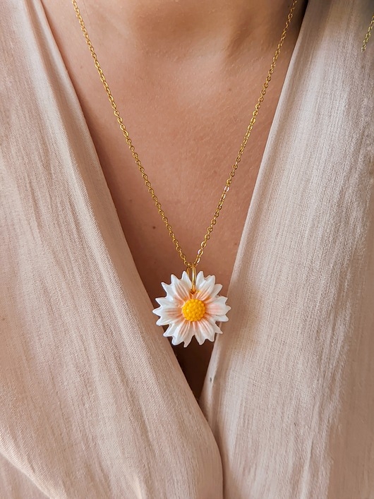 Image of Naszyjnik wisiorek kwiat stokrotka, rustykalna kwiatowa biżuteria dla niej