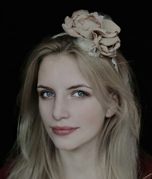 Image of Pakamera Bridgit fascynator z piwoniami