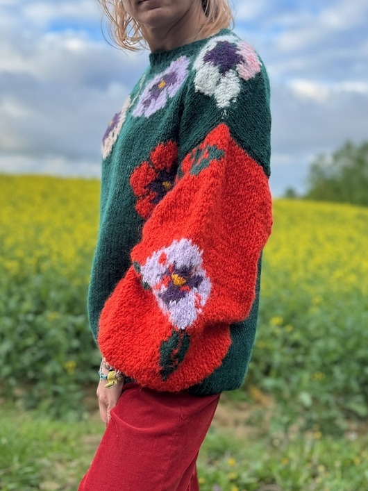 Image of Pakamera Sweter kwiatami zdobiony