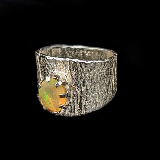 Image of Pakamera Opal w szerokiej obrączce