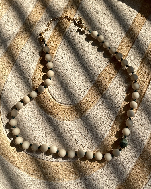 Image of Pakamera Naszyjnik choker na lato z kamieniem rzecznym i turkusem afrykańskim