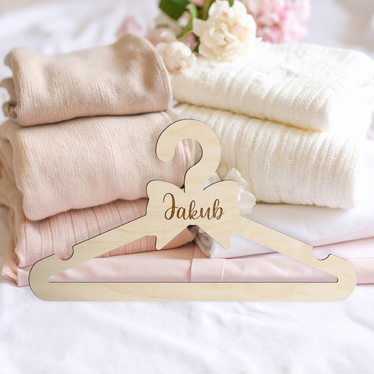 Image of Pakamera Drewniany wieszak z IMIENIEM dla dziecka na ubrania personalizowany do zdjęć
