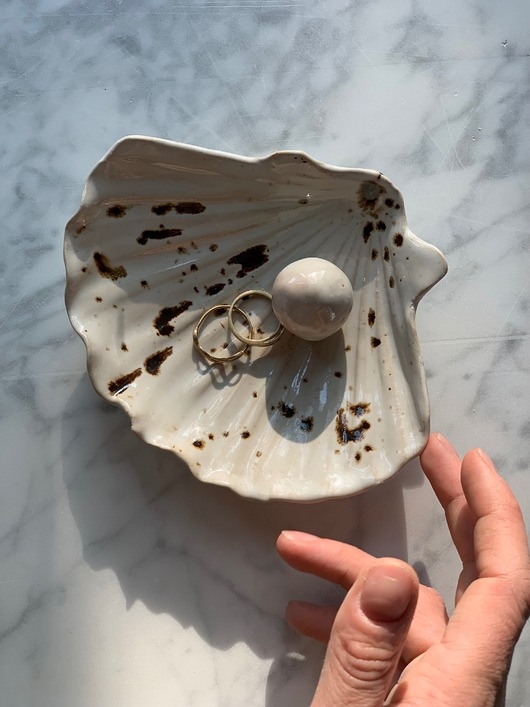 Image of Pakamera Podstawka na Biżuterię Palo Santo Ceramiczna Muszelka White&amp; Brown