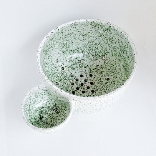 Image of Pakamera Durszlak z miseczką biały w zielone kropeczki