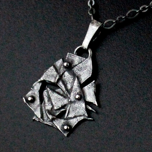 Image of Pakamera Skropiony III - surowy srebrny wisiorek w mocno oksydowanym srebrze