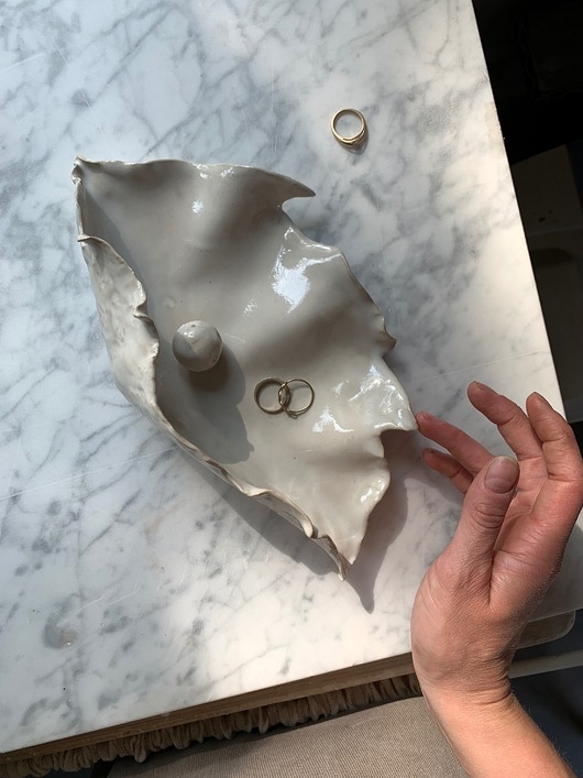Image of Pakamera Podstawka na Biżuterię Palo Santo Ceramiczna Muszelka Pearl White