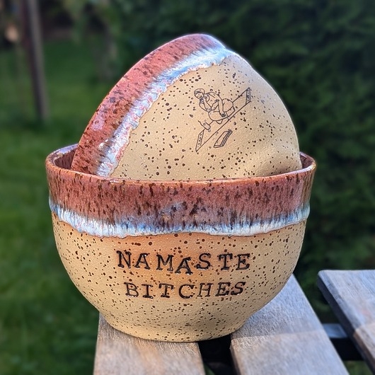 Image of NAMASTE BITCHES, duża czarka ceramiczna, 430 ml