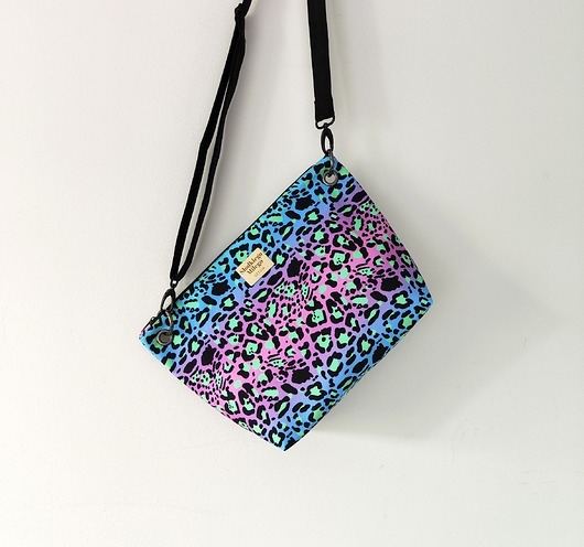 Image of Pakamera Torebka R U T H Neon Leopard Print- welurowa torebka midi
