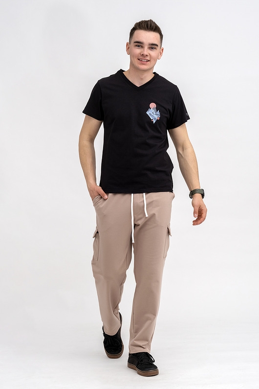 Image of Pakamera T-shirt męski czarny do V z nadrukiem