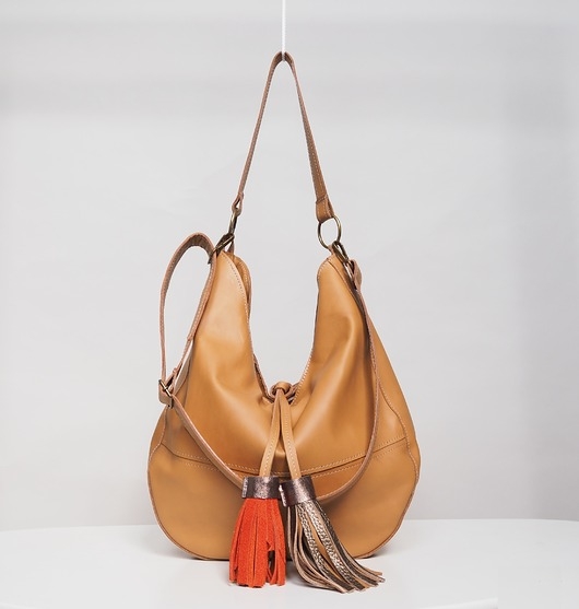 Image of Pakamera Kamelowa skórzana hobo bag z frędzlami