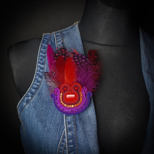 Image of Pakamera Barwna broszka soutache z piórami