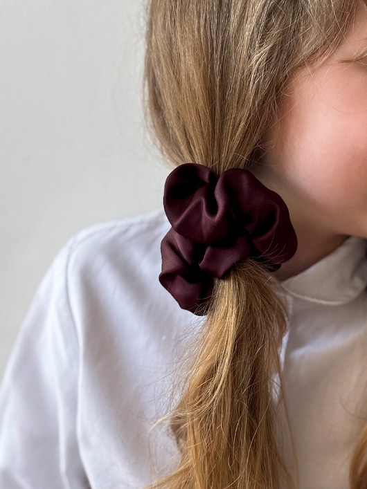 Image of Pakamera Jedwabna scrunchie gumka frotka midi bakłażanowy brąz