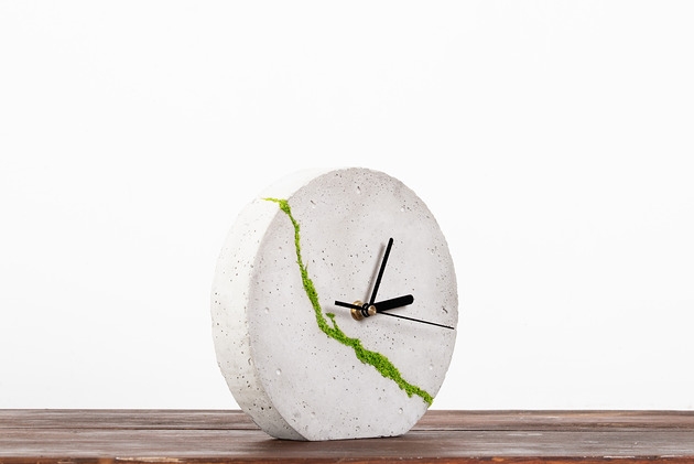 Image of Okrągły betonowy zegar stołowy/ścienny z chrobotkiem reniferowym- jasny