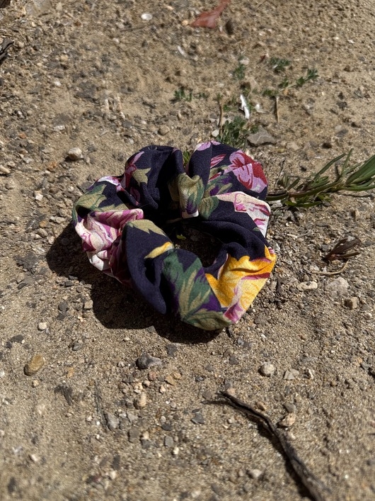 Image of Pakamera Gumka scrunchie kwiaty granatowe pastelowe