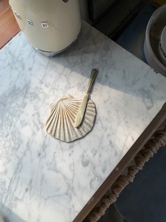 Image of Pakamera Ceramiczna Płaska Muszla Podstawka pod Łyżkę Milky Romantic