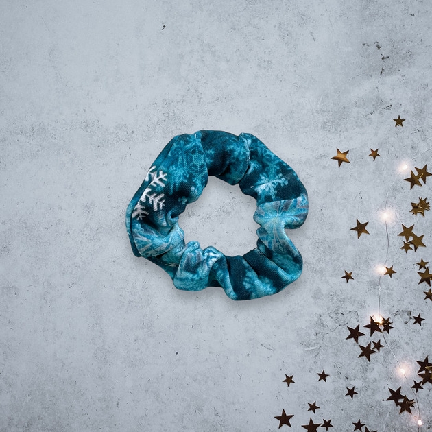 Image of Scrunchie gumka frotka wąska - świąteczna śnieżynki niebieska