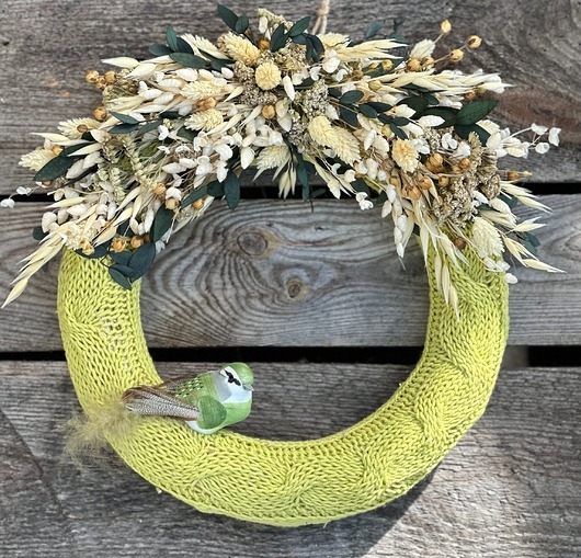 Image of Pakamera Wiosenny wianek, zielony wianek w sweterku