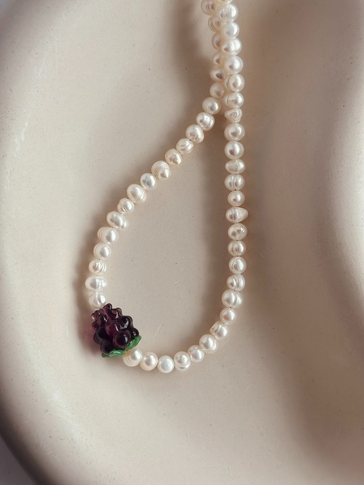 Image of Pakamera Naszyjnik Choker z pereł hodowlanych z malinką/truskawką