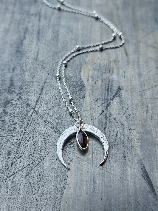 Image of Pakamera Naszyjnik N39 Lunula, granat, Ag925