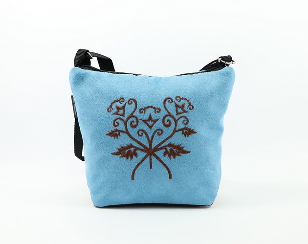 Image of Pakamera Blue sky zamszowa torebka z haftem
