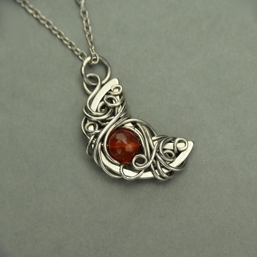 Image of Wisiorek księżyc czerwony karneol wire wrapping